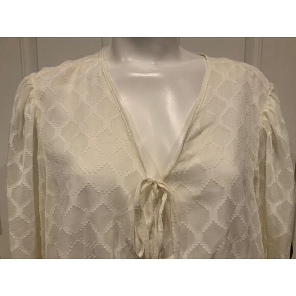 Elizabeth and James Cream Geometric Textured V-Neck Blouse, Size XXL - Picture 2 of 9